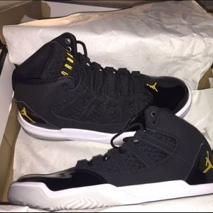 Black Jordan Max Aura’s size 8 Men’s